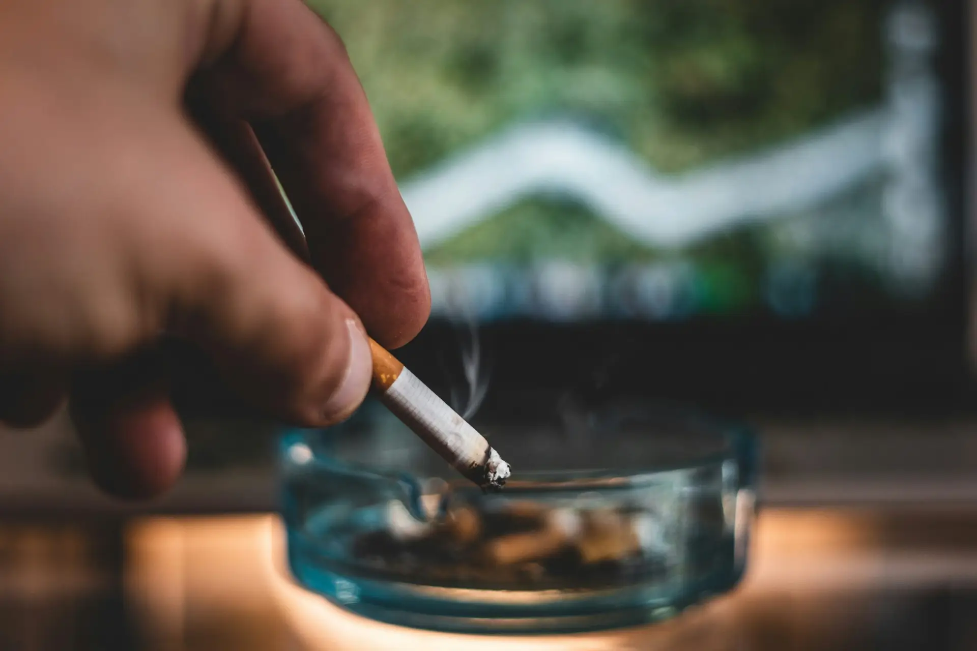 How long does cigarette smell last? Rooms, clothes, hair and more